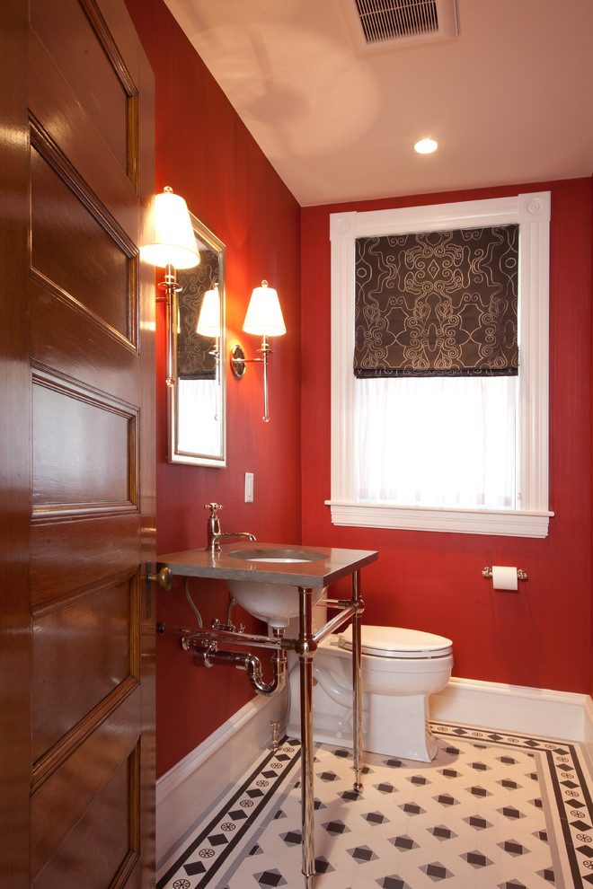 Inspiration för klassiska badrum, med skåp i mellenmörkt trä, marmorbänkskiva, ett fristående badkar, en hörndusch, glaskakel och klinkergolv i porslin