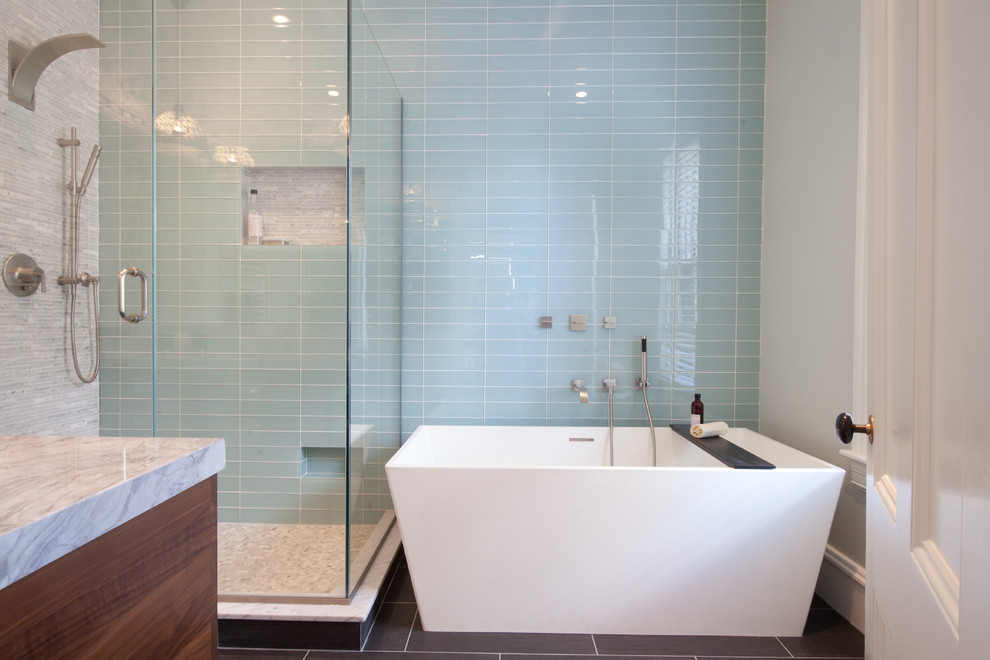 Bild på ett vintage badrum, med skåp i mellenmörkt trä, marmorbänkskiva, ett fristående badkar, en hörndusch, glaskakel och klinkergolv i porslin