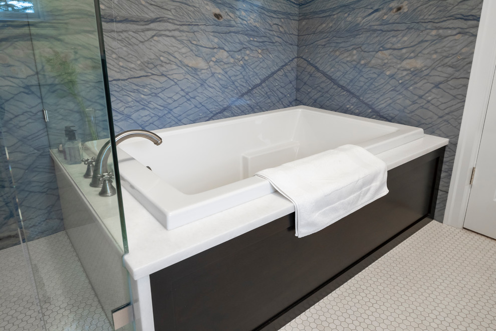 Foto på ett mellanstort vintage en-suite badrum, med skåp i shakerstil, skåp i mörkt trä, ett badkar i en alkov, en dusch i en alkov, blå kakel, stenhäll, klinkergolv i keramik, vitt golv och dusch med gångjärnsdörr
