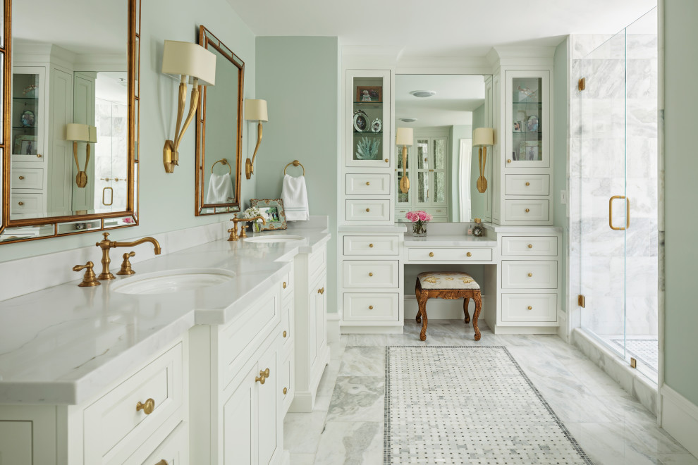 На фото: главная ванная комната в классическом стиле с белой плиткой, врезной раковиной, белой столешницей, фасадами с утопленной филенкой, белыми фасадами, душем в нише, зелеными стенами, разноцветным полом и душем с распашными дверями