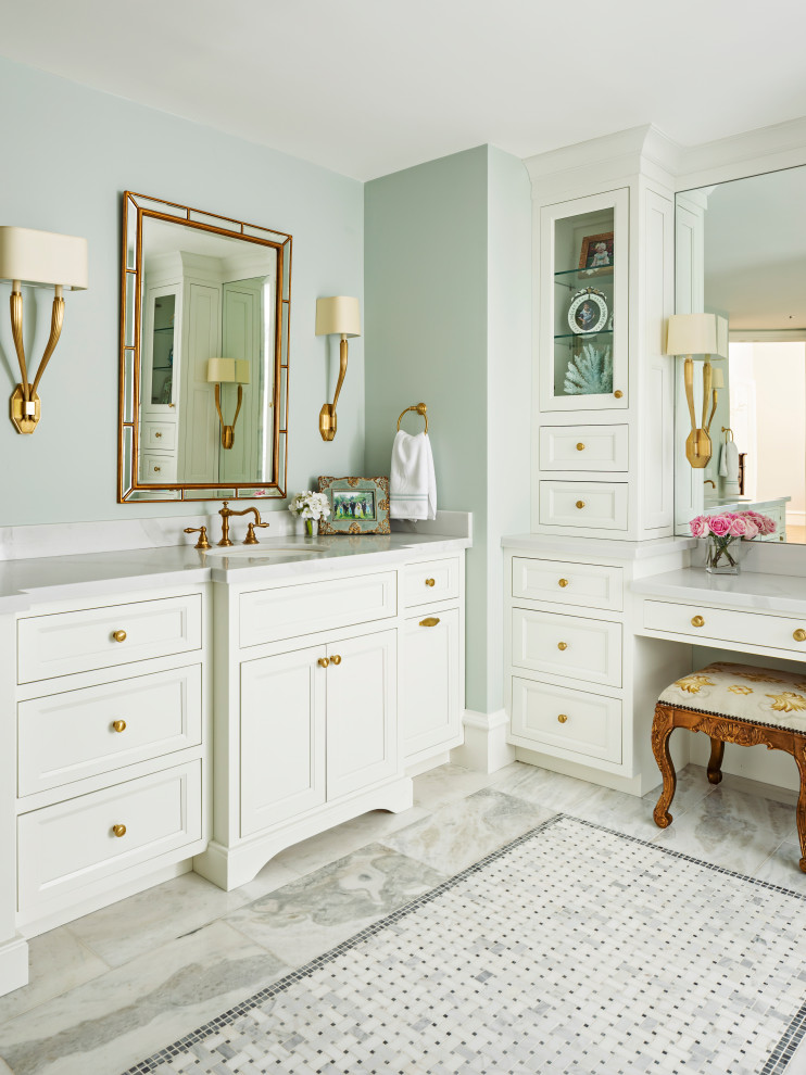 Exempel på ett litet vit vitt badrum för barn, med luckor med upphöjd panel, blå skåp, en öppen dusch, en toalettstol med hel cisternkåpa, vit kakel, porslinskakel, grå väggar, klinkergolv i keramik, ett undermonterad handfat, bänkskiva i kvartsit, vitt golv och med dusch som är öppen