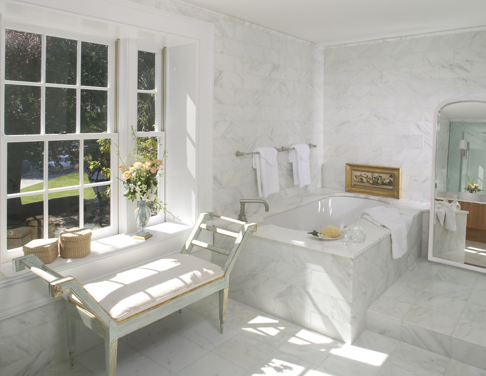 Immagine di una stanza da bagno classica con pavimento in marmo