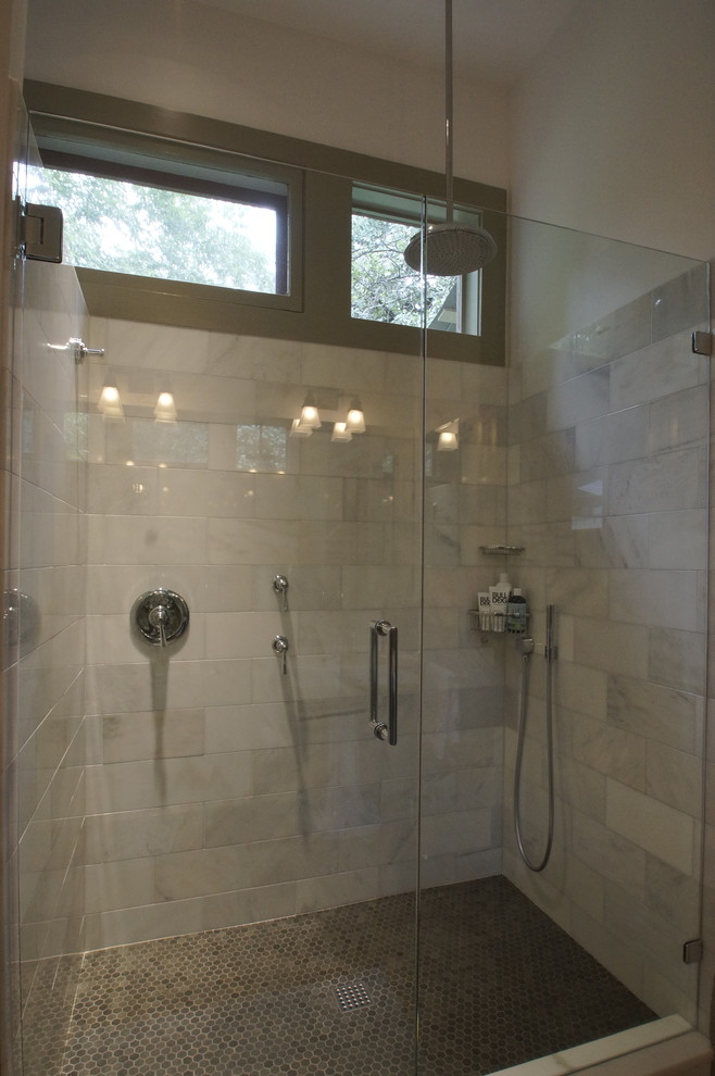 Imagen de cuarto de baño principal clásico con ducha empotrada, baldosas y/o azulejos blancos, baldosas y/o azulejos de piedra y paredes blancas