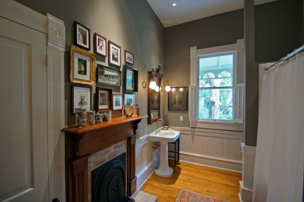 На фото: ванная комната в классическом стиле с коричневыми стенами и светлым паркетным полом
