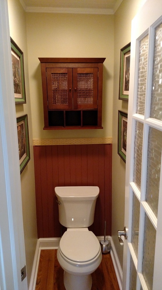 Exempel på ett mellanstort klassiskt brun brunt en-suite badrum, med möbel-liknande, bruna skåp, ett fristående badkar, en dubbeldusch, en toalettstol med separat cisternkåpa, grå kakel, keramikplattor, gula väggar, ljust trägolv, ett undermonterad handfat, granitbänkskiva, brunt golv och dusch med skjutdörr