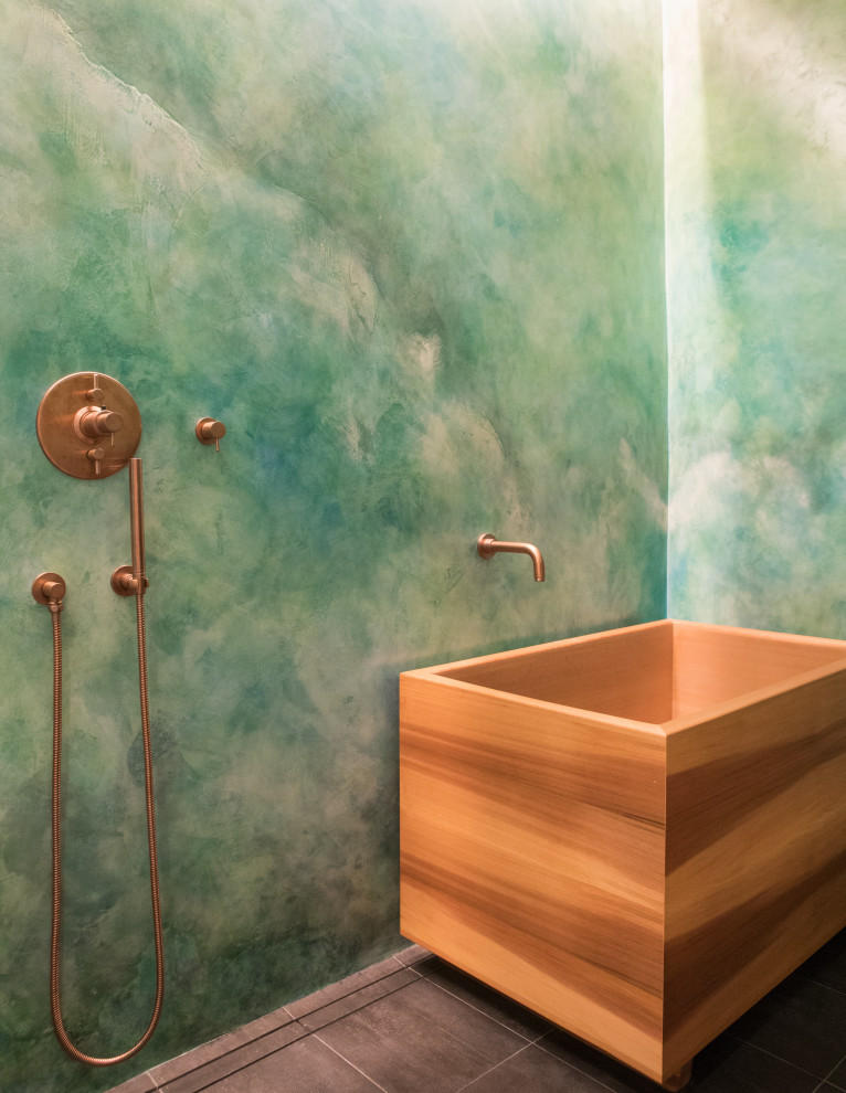 Idee per una stanza da bagno padronale moderna con vasca giapponese, doccia aperta, piastrelle verdi, pareti multicolore, pavimento in gres porcellanato, pavimento nero e doccia aperta