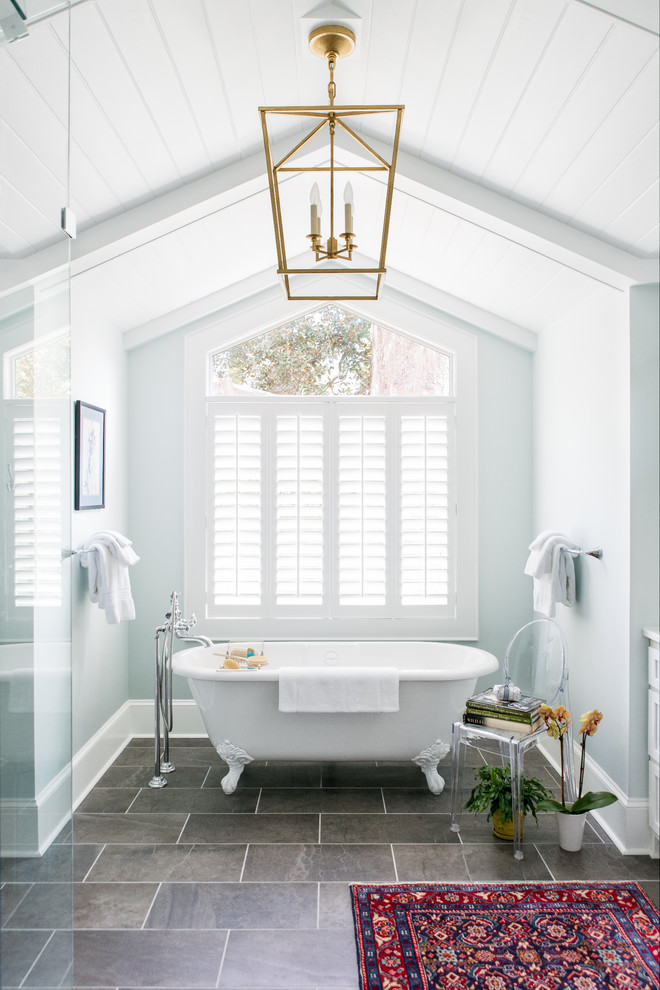 Источник вдохновения для домашнего уюта: большая главная ванная комната в классическом стиле с фасадами с утопленной филенкой, белыми фасадами, ванной на ножках, угловым душем, раздельным унитазом, белой плиткой, мраморной плиткой, синими стенами, полом из керамогранита, врезной раковиной, мраморной столешницей, серым полом, душем с распашными дверями и белой столешницей