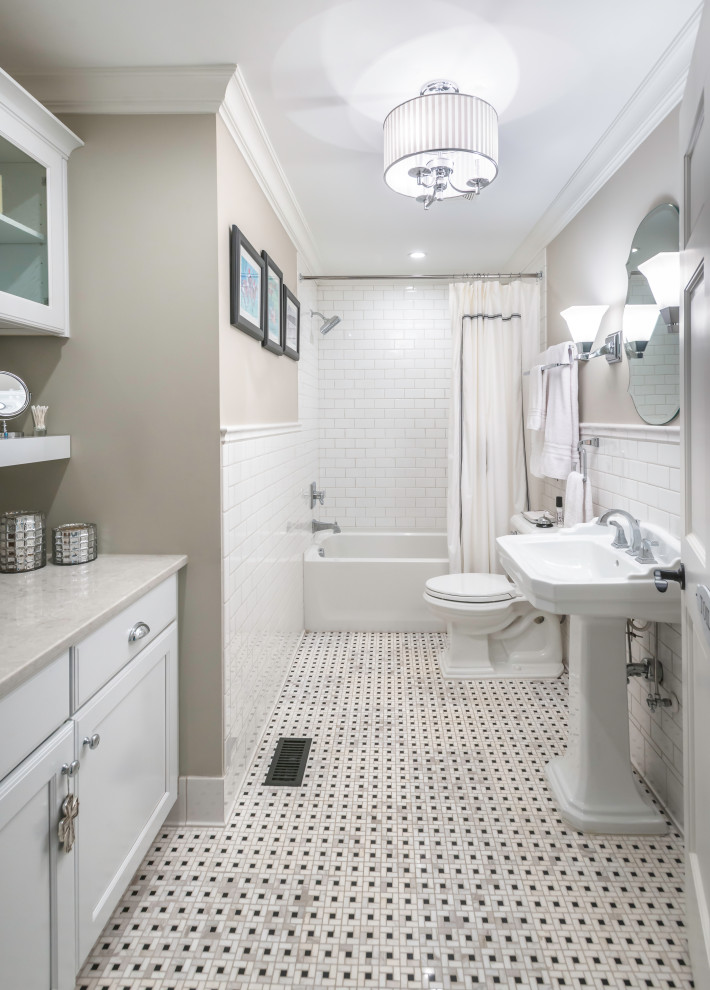 Стильный дизайн: ванная комната в классическом стиле с фасадами с утопленной филенкой, белыми фасадами, ванной в нише, душем над ванной, белой плиткой, плиткой кабанчик, серыми стенами, полом из мозаичной плитки, раковиной с пьедесталом, разноцветным полом и шторкой для ванной - последний тренд