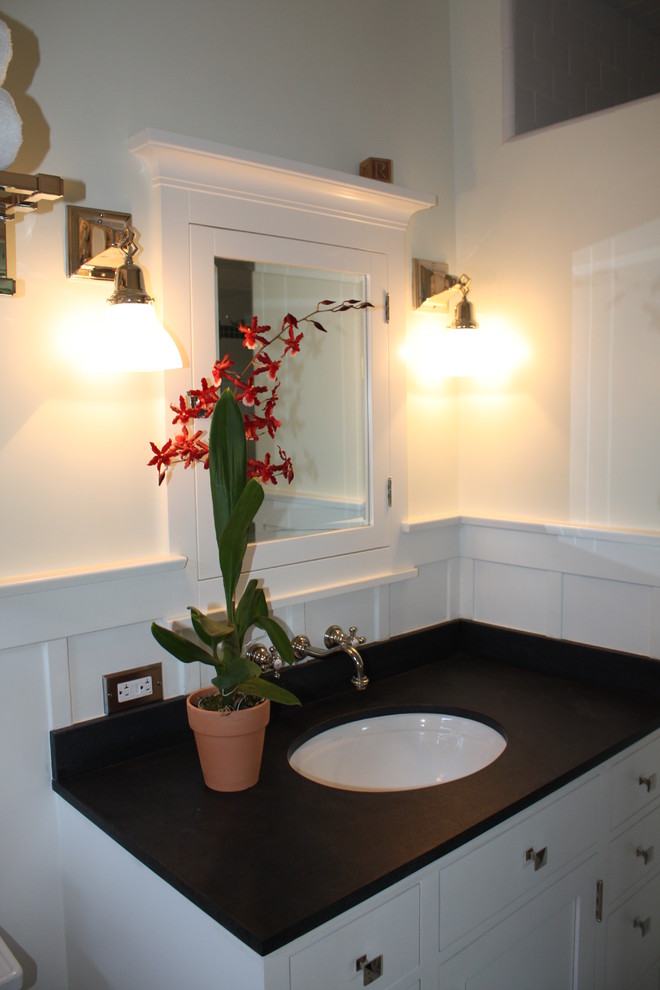Imagen de cuarto de baño principal de estilo americano con armarios estilo shaker, puertas de armario blancas, lavabo bajoencimera, encimera de granito y encimeras negras
