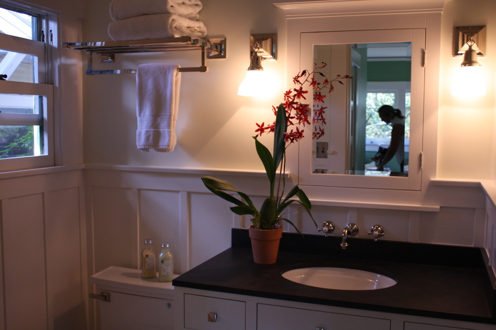 Пример оригинального дизайна: главная ванная комната в классическом стиле с фасадами в стиле шейкер, белыми фасадами, раздельным унитазом, врезной раковиной, столешницей из гранита и черной столешницей