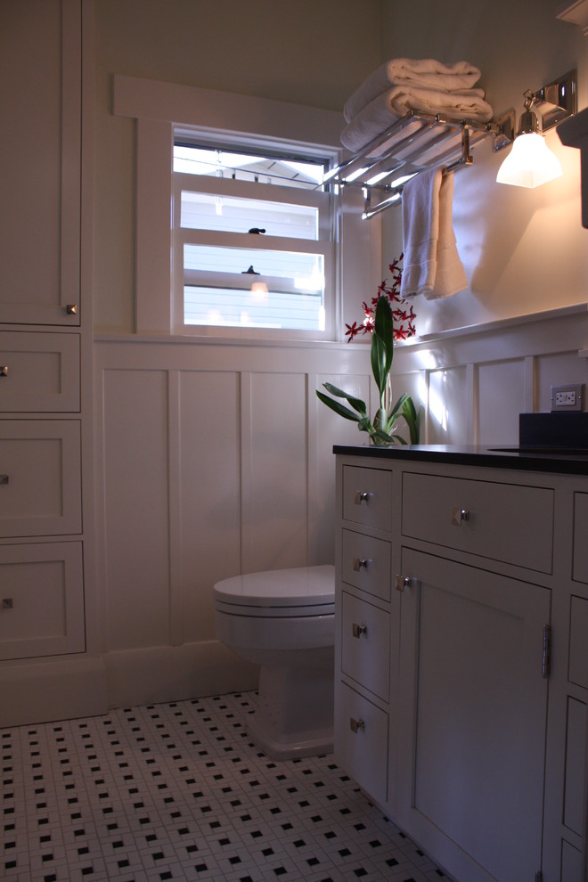 Свежая идея для дизайна: главная ванная комната в стиле кантри с фасадами в стиле шейкер, белыми фасадами, полом из мозаичной плитки, врезной раковиной, столешницей из гранита и черной столешницей - отличное фото интерьера