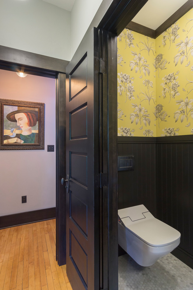 Imagen de aseo clásico pequeño con sanitario de pared, paredes amarillas, suelo de mármol y suelo gris