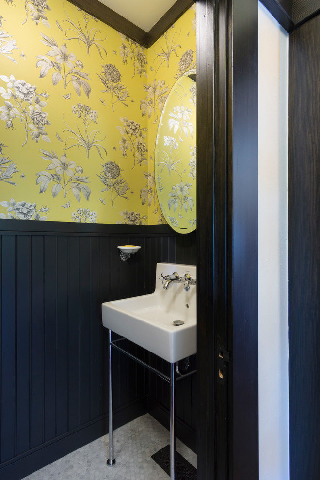 Пример оригинального дизайна: маленький туалет в викторианском стиле с желтыми стенами, мраморным полом, раковиной с пьедесталом и серым полом для на участке и в саду