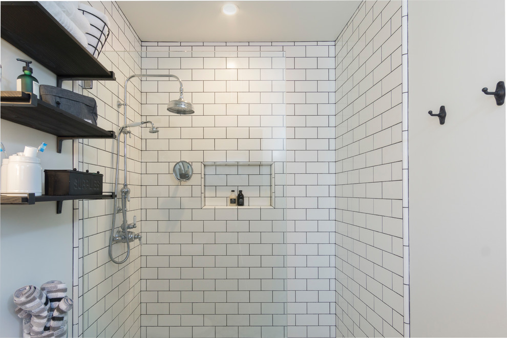 Cette image montre une très grande salle d'eau craftsman avec une douche à l'italienne, WC à poser, un carrelage blanc, un carrelage métro, un mur blanc, sol en béton ciré, un lavabo de ferme, un sol blanc et aucune cabine.
