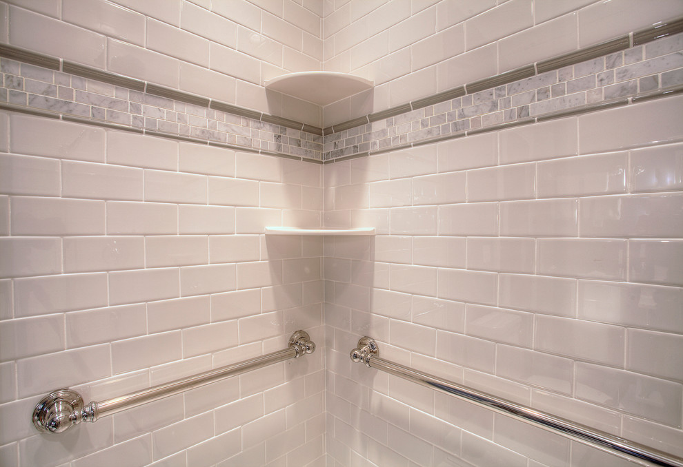 Foto på ett litet amerikanskt badrum, med möbel-liknande, en öppen dusch, en toalettstol med separat cisternkåpa, vit kakel, tunnelbanekakel, blå väggar, marmorgolv, ett konsol handfat och marmorbänkskiva