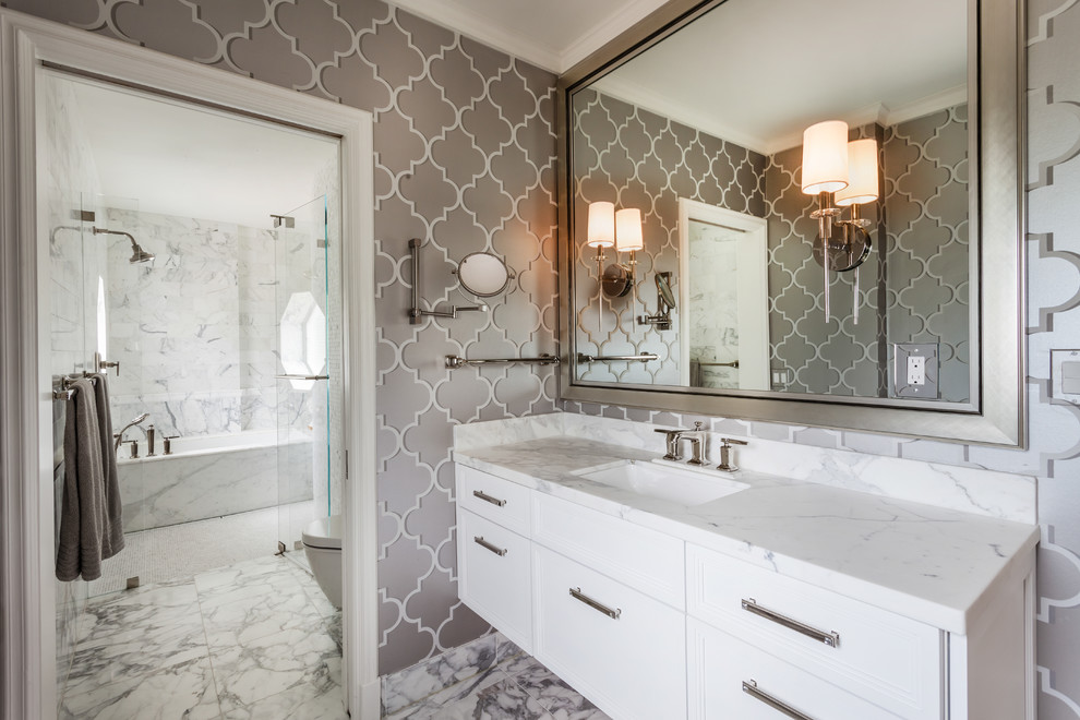 Inspiration för ett vintage en-suite badrum, med luckor med infälld panel, vita skåp, ett platsbyggt badkar, en kantlös dusch, vit kakel, flerfärgade väggar, ett undermonterad handfat och dusch med gångjärnsdörr