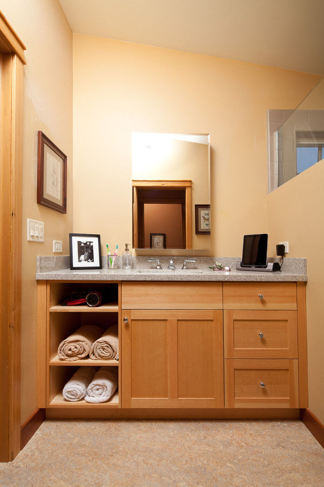 Imagen de cuarto de baño principal de estilo americano pequeño con lavabo bajoencimera, armarios estilo shaker, puertas de armario de madera clara, encimera de cuarzo compacto, paredes beige y suelo de linóleo