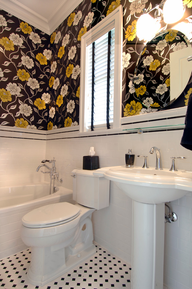 Exempel på ett eklektiskt badrum, med ett piedestal handfat, ett badkar i en alkov, en toalettstol med separat cisternkåpa, vit kakel, tunnelbanekakel och flerfärgade väggar