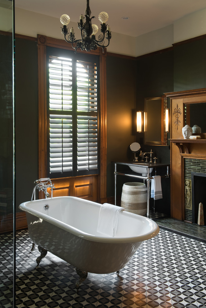 Источник вдохновения для домашнего уюта: большая главная ванная комната в стиле неоклассика (современная классика) с ванной на ножках, открытым душем, унитазом-моноблоком, зеленой плиткой, керамической плиткой, зелеными стенами, полом из цементной плитки, консольной раковиной, столешницей из гранита, разноцветным полом, душем с распашными дверями и черной столешницей