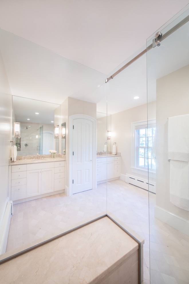 На фото: большая главная ванная комната в стиле кантри с плоскими фасадами, белыми фасадами, угловым душем, бежевой плиткой, бежевыми стенами, полом из известняка, врезной раковиной и столешницей из кварцита с
