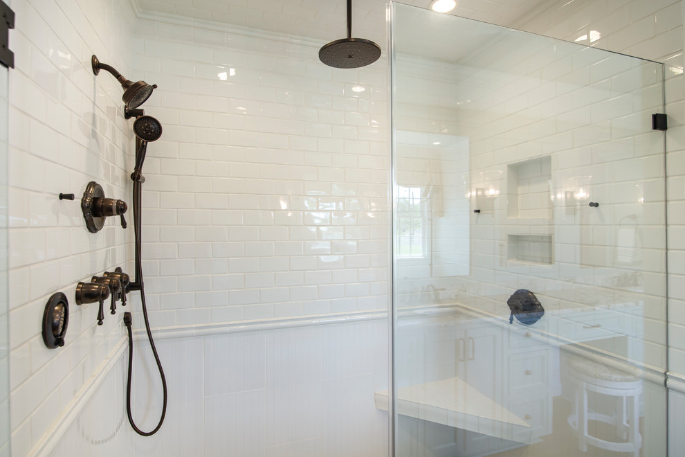 Foto på ett mellanstort lantligt flerfärgad en-suite badrum, med luckor med profilerade fronter, ett badkar i en alkov, vit kakel, vita väggar, mellanmörkt trägolv, ett nedsänkt handfat, bänkskiva i kvartsit och dusch med gångjärnsdörr