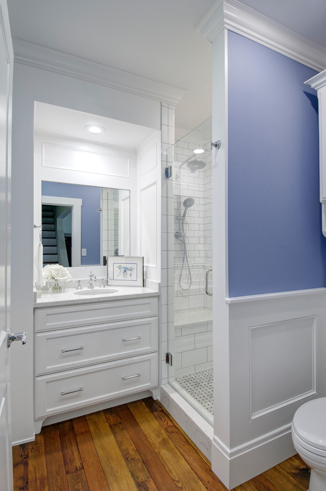 Пример оригинального дизайна: маленькая ванная комната в классическом стиле с фасадами с утопленной филенкой, белыми фасадами, угловым душем, унитазом-моноблоком, белой плиткой, керамической плиткой, фиолетовыми стенами, паркетным полом среднего тона, душевой кабиной, врезной раковиной, столешницей из кварцита и душем с распашными дверями для на участке и в саду