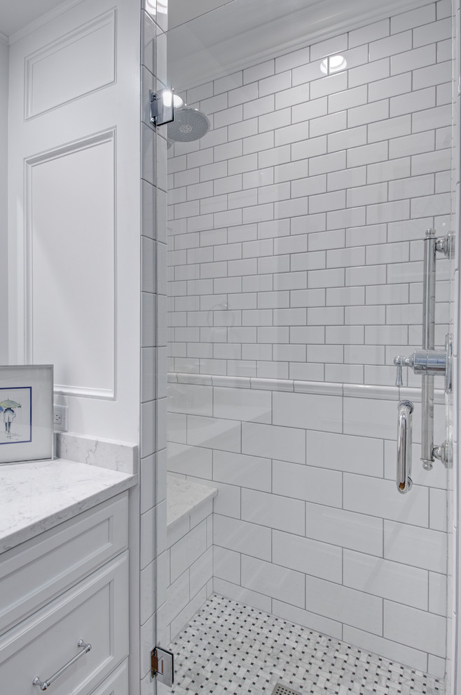 Klassisk inredning av ett litet badrum med dusch, med luckor med infälld panel, vita skåp, en hörndusch, en toalettstol med hel cisternkåpa, vit kakel, keramikplattor, lila väggar, mellanmörkt trägolv, ett undermonterad handfat, bänkskiva i kvartsit och dusch med gångjärnsdörr
