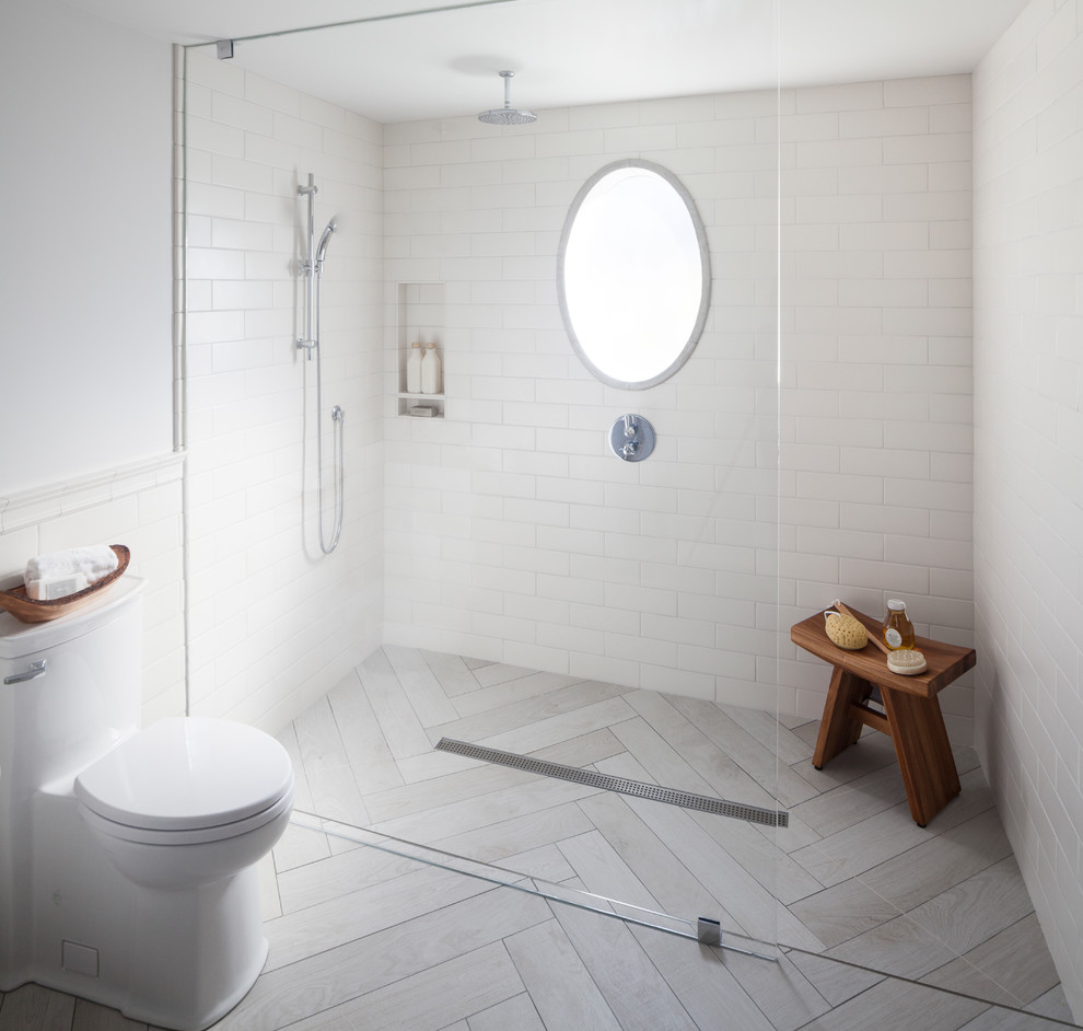 Пример оригинального дизайна: ванная комната среднего размера в современном стиле с плоскими фасадами, серыми фасадами, душем без бортиков, унитазом-моноблоком, белой плиткой, керамической плиткой, серыми стенами, полом из керамической плитки, душевой кабиной, врезной раковиной, столешницей из оникса, серым полом и открытым душем