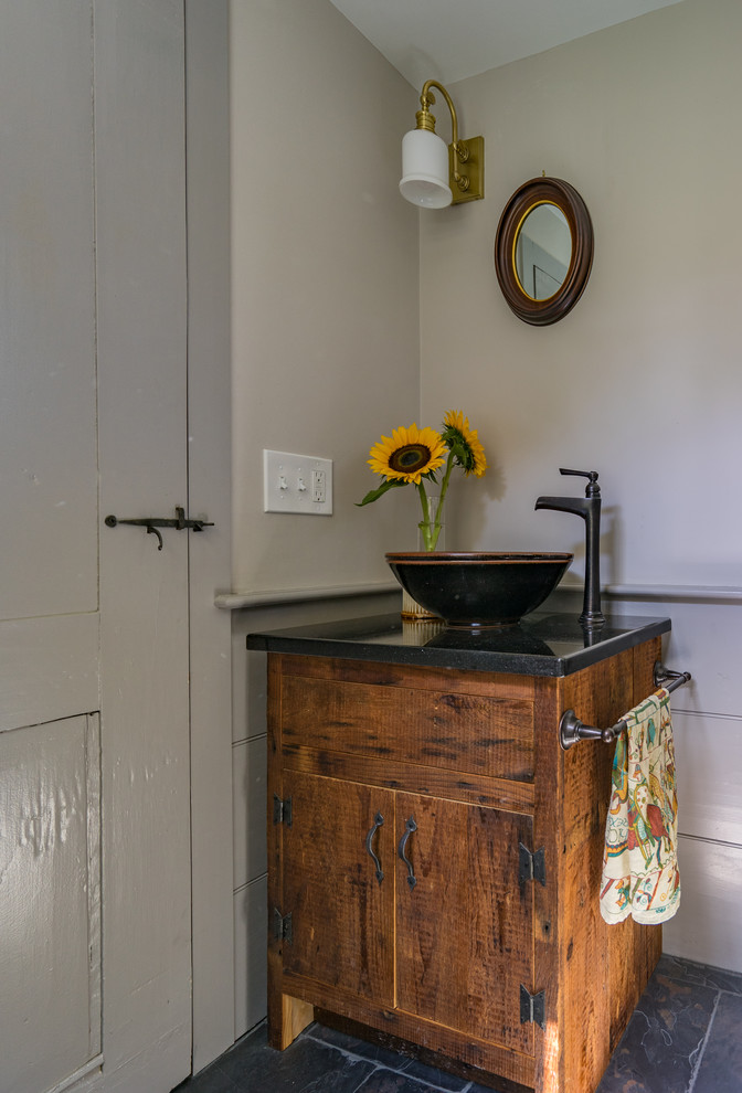 Idéer för ett litet lantligt badrum, med släta luckor, skåp i mellenmörkt trä, grå väggar och skiffergolv
