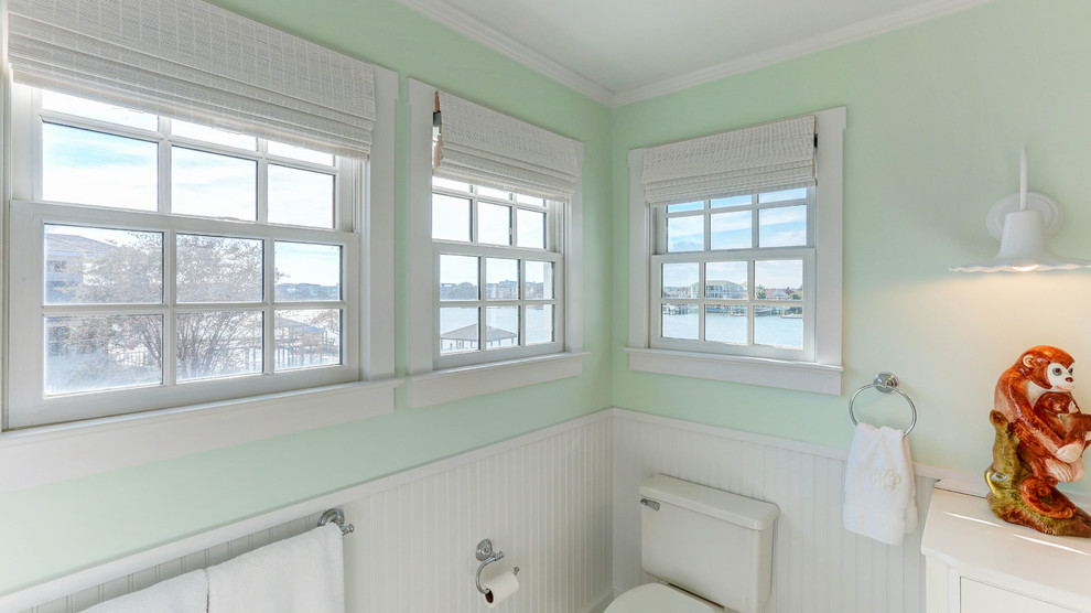 Esempio di una stanza da bagno per bambini stile marino di medie dimensioni con vasca ad alcova, vasca/doccia, piastrelle bianche, piastrelle in ceramica, pareti verdi, parquet chiaro e lavabo integrato