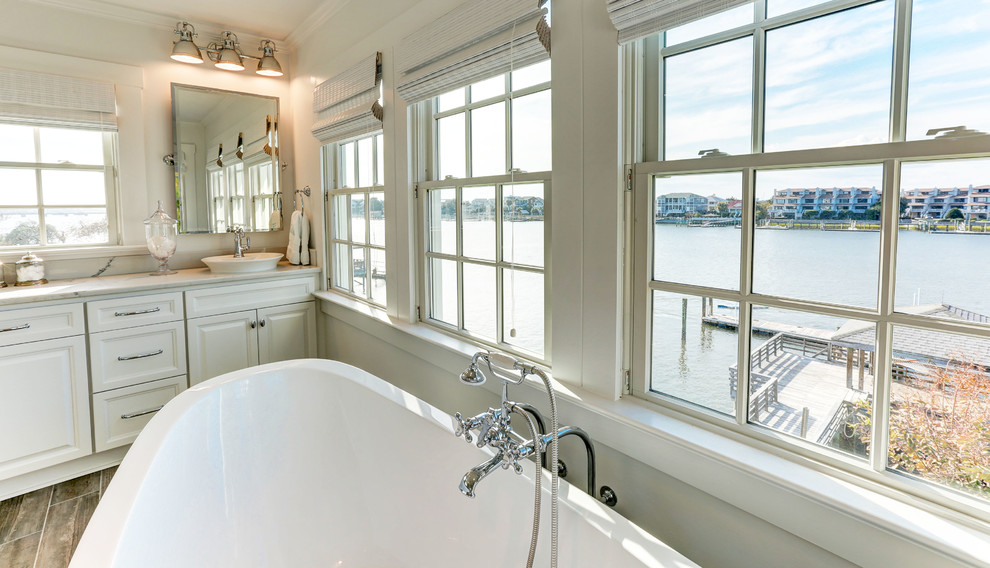 Großes Maritimes Badezimmer En Suite mit freistehender Badewanne, offener Dusche, weißer Wandfarbe, Keramikboden und Marmor-Waschbecken/Waschtisch in Wilmington