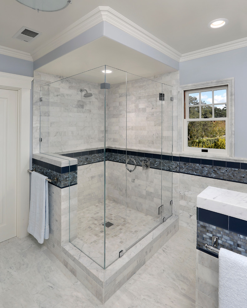 Источник вдохновения для домашнего уюта: ванная комната в средиземноморском стиле с плиткой мозаикой и окном