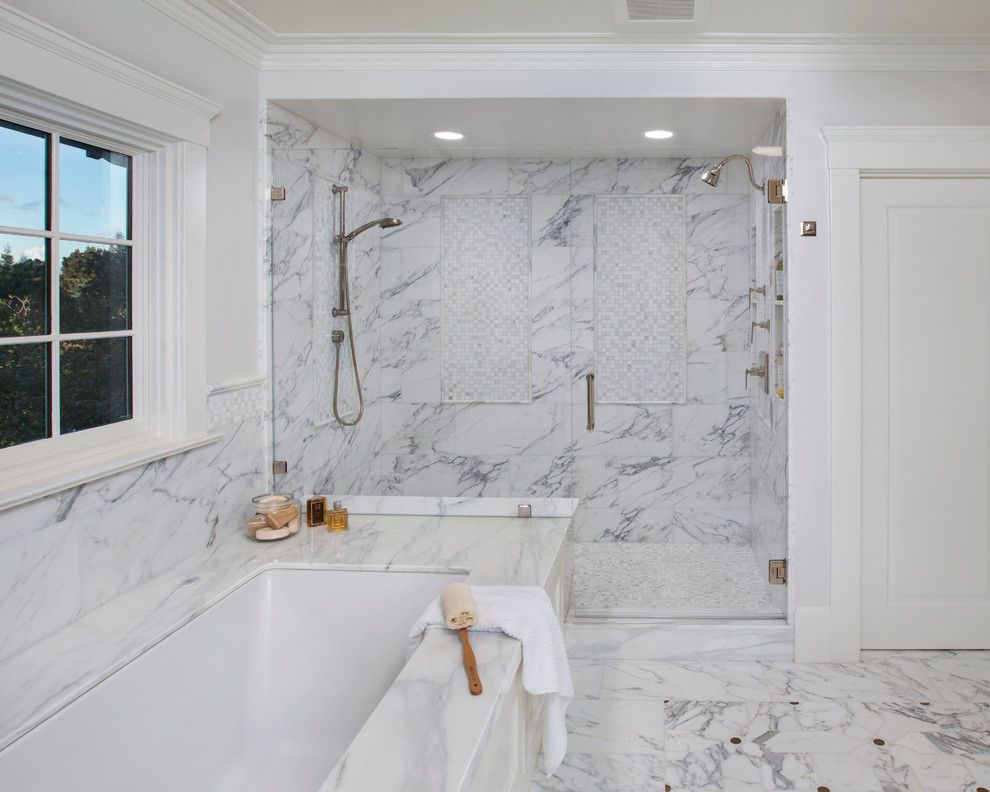 Пример оригинального дизайна: ванная комната в средиземноморском стиле с полновстраиваемой ванной, двойным душем, белой плиткой и мраморной плиткой