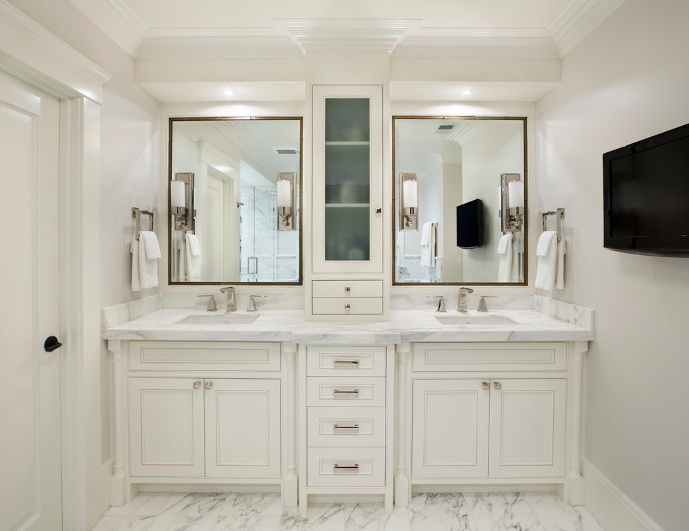 Cette photo montre une salle de bain méditerranéenne avec un lavabo encastré, un placard à porte affleurante, des portes de placard blanches, un carrelage blanc et un plan de toilette gris.