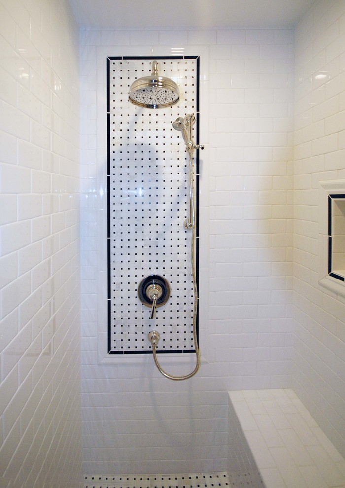 Пример оригинального дизайна: главная ванная комната в викторианском стиле с плоскими фасадами, белыми фасадами, душем в нише, биде, черно-белой плиткой, плиткой мозаикой, синими стенами, мраморным полом и врезной раковиной