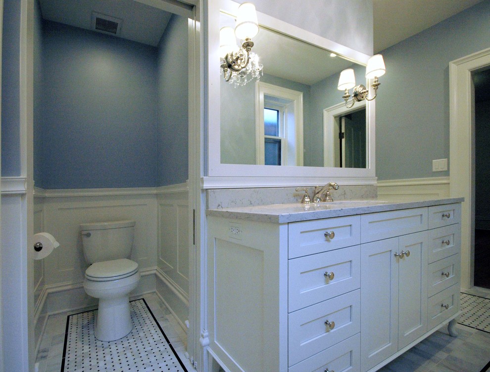 Foto di una stanza da bagno padronale vittoriana con ante lisce, ante bianche, doccia alcova, bidè, pistrelle in bianco e nero, piastrelle a mosaico, pareti blu, pavimento in marmo e lavabo sottopiano
