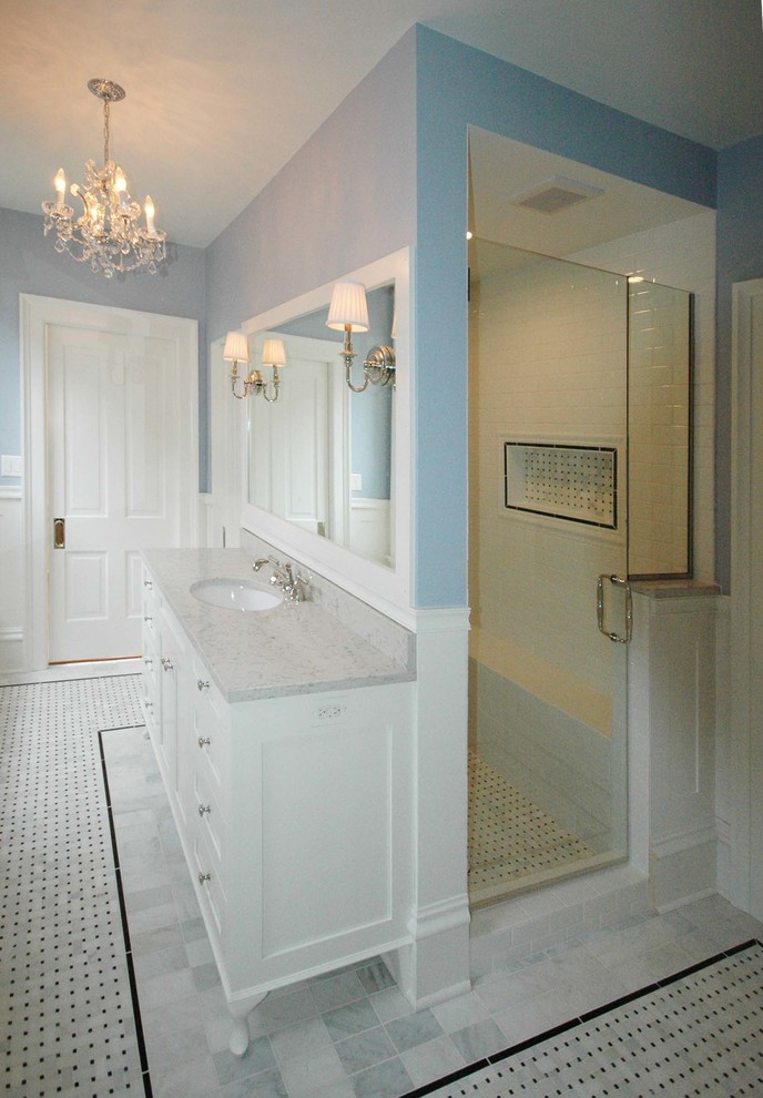 Idee per una stanza da bagno padronale vittoriana con ante lisce, ante bianche, doccia alcova, bidè, pistrelle in bianco e nero, piastrelle a mosaico, pareti blu, pavimento in marmo e lavabo sottopiano