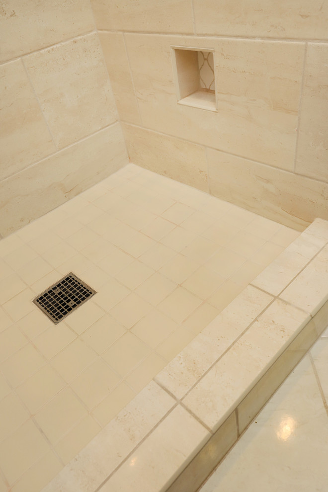 Источник вдохновения для домашнего уюта: маленькая ванная комната в классическом стиле с фасадами с утопленной филенкой, темными деревянными фасадами, душем в нише, унитазом-моноблоком, бежевыми стенами, полом из керамической плитки, душевой кабиной, монолитной раковиной, столешницей из искусственного кварца, бежевым полом и душем с распашными дверями для на участке и в саду