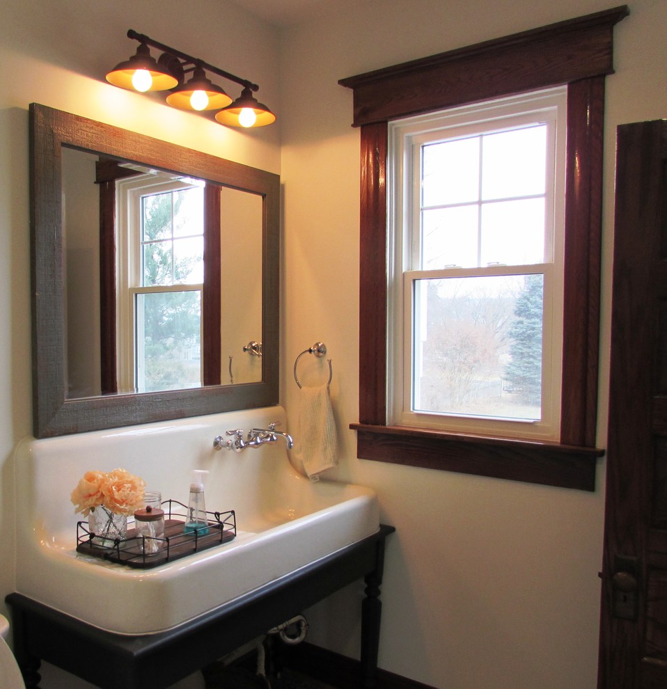 Cette image montre une grande salle de bain victorienne en bois foncé avec un placard en trompe-l'oeil, une baignoire en alcôve, une douche d'angle, WC séparés, un carrelage blanc, des carreaux de céramique, un mur gris, un sol en carrelage de céramique, un lavabo suspendu, un plan de toilette en granite, un sol multicolore et une cabine de douche avec un rideau.