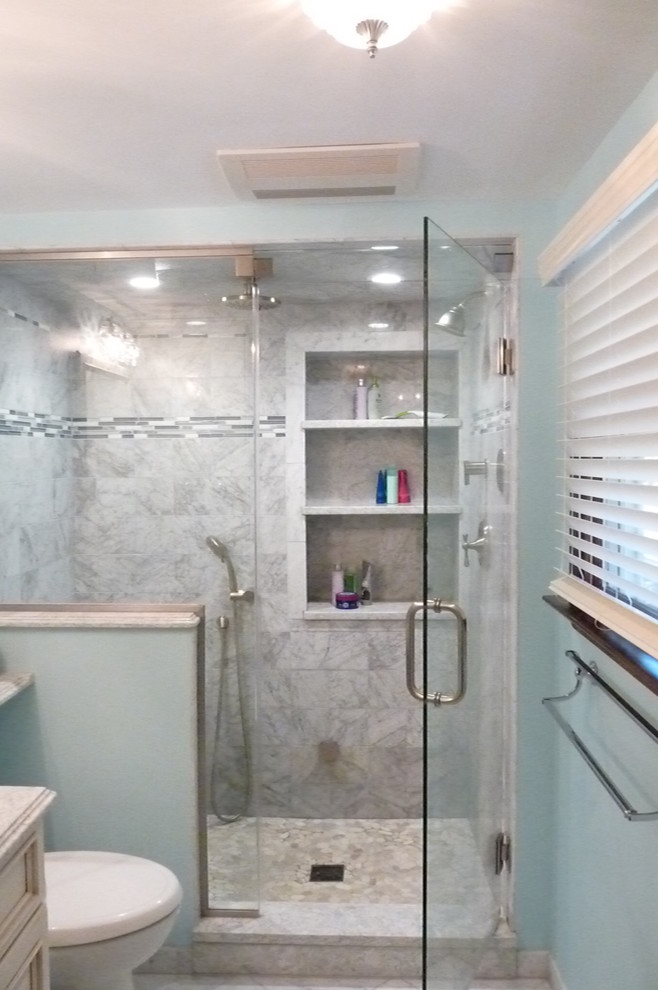 Inspiration för små klassiska badrum med dusch, med luckor med infälld panel, vita skåp, en dusch i en alkov, en toalettstol med hel cisternkåpa, grå kakel, stenkakel, blå väggar, marmorgolv, ett undermonterad handfat och marmorbänkskiva