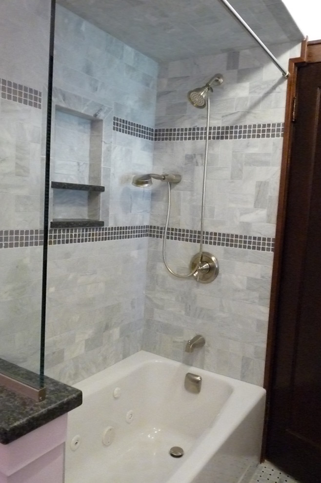 Foto di una piccola stanza da bagno con doccia chic con WC monopezzo, piastrelle grigie, piastrelle in pietra, lavabo sottopiano, ante con riquadro incassato, ante bianche, doccia alcova, pareti blu, pavimento in marmo e top in marmo