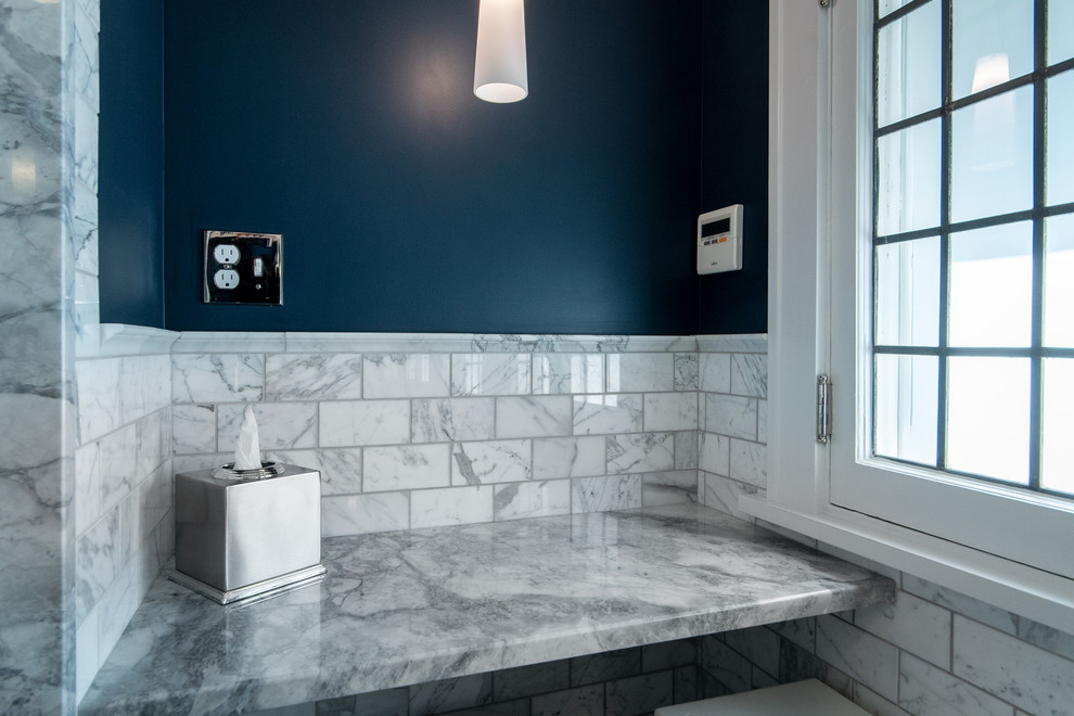 Идея дизайна: главная ванная комната среднего размера в классическом стиле с фасадами с утопленной филенкой, белыми фасадами, угловым душем, раздельным унитазом, серой плиткой, мраморной плиткой, синими стенами, мраморным полом, раковиной с пьедесталом, столешницей из кварцита, серым полом, душем с распашными дверями и серой столешницей