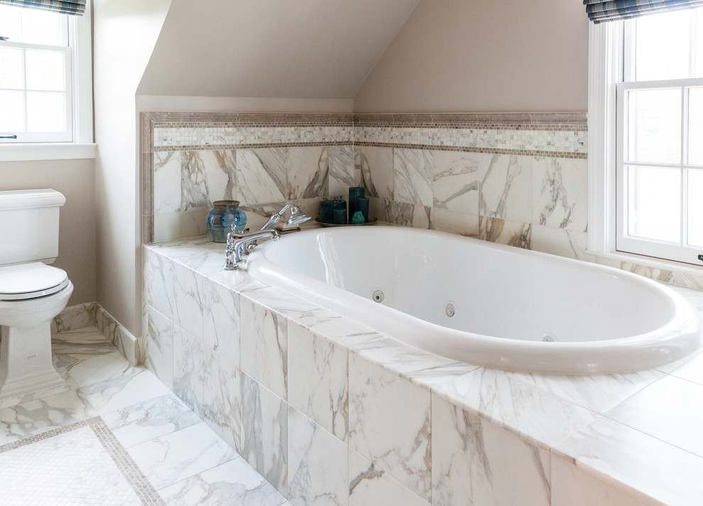 Immagine di una grande stanza da bagno padronale chic con ante con riquadro incassato, ante beige, doccia ad angolo, WC monopezzo, piastrelle grigie, piastrelle a mosaico, pareti beige, pavimento in marmo, lavabo sottopiano e top in marmo