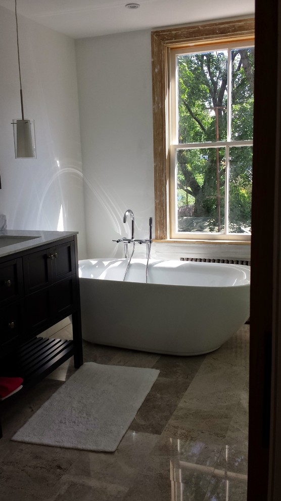Immagine di una stanza da bagno con doccia classica di medie dimensioni con lavabo sottopiano, ante in stile shaker, ante in legno bruno, top in marmo, vasca freestanding, pareti bianche e pavimento in marmo