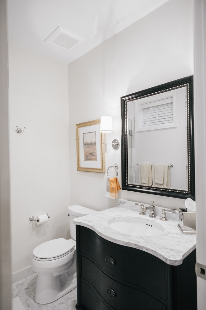 Пример оригинального дизайна: ванная комната среднего размера в классическом стиле с плоскими фасадами, темными деревянными фасадами, душем в нише, раздельным унитазом, серой плиткой, белой плиткой, плиткой мозаикой, серыми стенами, полом из мозаичной плитки, душевой кабиной, врезной раковиной и мраморной столешницей