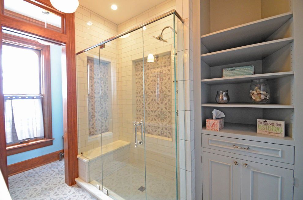 Ejemplo de cuarto de baño infantil, doble y a medida tradicional grande con armarios con rebordes decorativos, encimera de granito y encimeras blancas