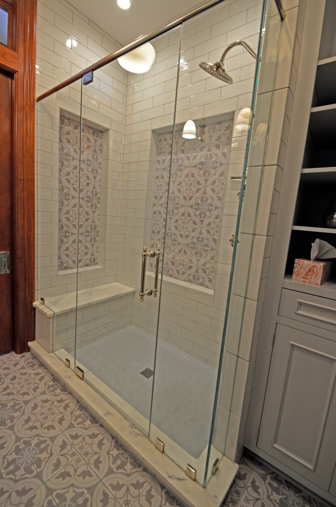 Bild på ett stort vintage vit vitt badrum för barn, med luckor med profilerade fronter och granitbänkskiva