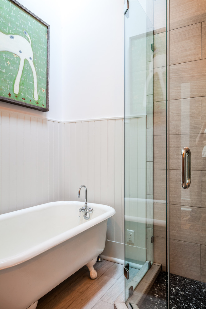 На фото: маленькая главная ванная комната в стиле кантри с серой плиткой для на участке и в саду