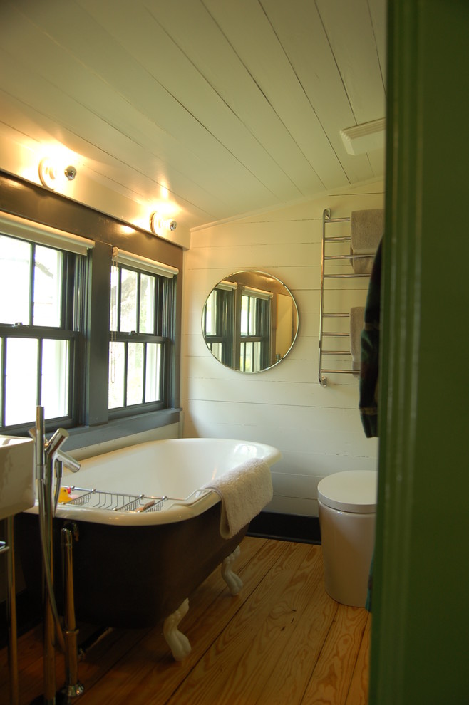 Foto de cuarto de baño de estilo de casa de campo con bañera con patas