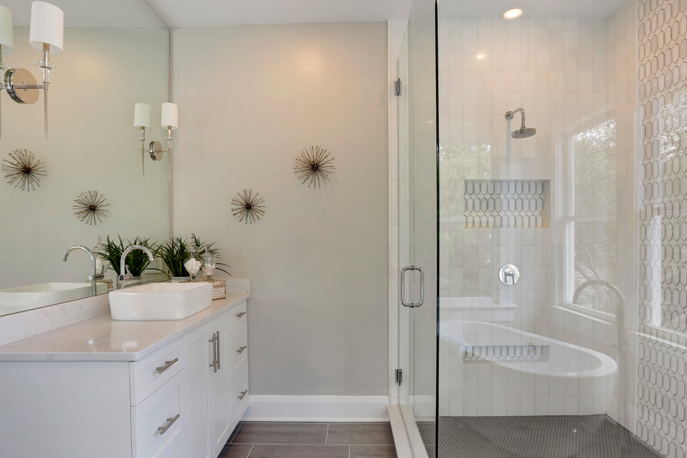 Exempel på ett stort klassiskt en-suite badrum, med skåp i shakerstil, vita skåp, ett fristående badkar, grå kakel, keramikplattor, ett fristående handfat och bänkskiva i kvarts